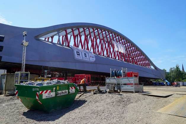 CNTV STERNBRUECKE- Die neue Sternbruecke 108 Meter lang und 21 Meter breite Stabbogenkonstruktion wurde bei ihrem Transport, von vielen Schaulustigen an der Strasse begleitet, von ihrem Parkplatz Brammerfläche an der Max-Brauer-Allee auf die Fahrbahn verschoben worden Heute am 29.07.2026 begann der Transport der neuen Sternbrücke zu ihrem Bestimmungsort an der Kreuzung Stresemannstraße Max-Brauer Allee Hamburg am 29.07.2026 Hamburg Deutschland *** CNTV STERNBRUECKE The new Sternbrücke—a 108-meter-long, 21-meter-wide cable-stayed arch structure—was moved from its parking lot at Brammerfläche on Max Brauer Allee onto the roadway during its transport, accompanied by many onlookers lining the street, from its parking area at Brammerfläche o