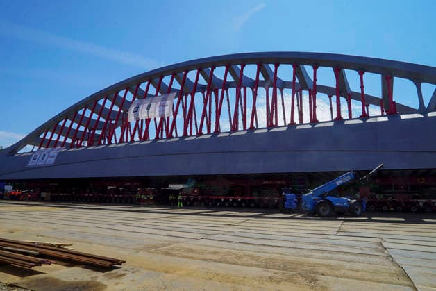 CNTV STERNBRUECKE- Die neue Sternbruecke 108 Meter lang und 21 Meter breite Stabbogenkonstruktion wurde bei ihrem Transport, von vielen Schaulustigen an der Strasse begleitet, von ihrem Parkplatz Brammerfläche an der Max-Brauer-Allee auf die Fahrbahn verschoben worden Heute am 29.07.2026 begann der Transport der neuen Sternbrücke zu ihrem Bestimmungsort an der Kreuzung Stresemannstraße Max-Brauer Allee Hamburg am 29.07.2026 Hamburg Deutschland *** CNTV STERNBRUECKE The new Sternbrücke—a 108-meter-long, 21-meter-wide cable-stayed arch structure—was moved from its parking lot at Brammerfläche on Max Brauer Allee onto the roadway during its transport, accompanied by many onlookers lining the street, from its parking area at Brammerfläche o