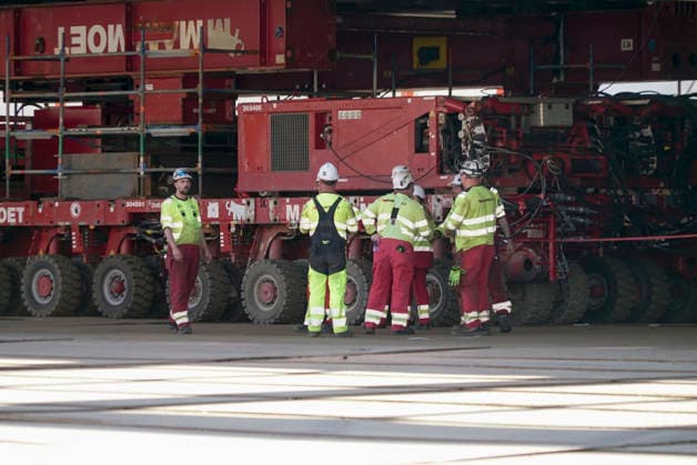 CNTV STERNBRUECKE- Die neue Sternbruecke 108 Meter lang und 21 Meter breite Stabbogenkonstruktion wurde bei ihrem Transport, von vielen Schaulustigen an der Strasse begleitet, von ihrem Parkplatz Brammerfläche an der Max-Brauer-Allee auf die Fahrbahn verschoben worden Heute am 29.07.2026 begann der Transport der neuen Sternbrücke zu ihrem Bestimmungsort an der Kreuzung Stresemannstraße Max-Brauer Allee Hamburg am 29.07.2026 Hamburg Deutschland *** CNTV STERNBRUECKE The new Sternbrücke—a 108-meter-long, 21-meter-wide cable-stayed arch structure—was moved from its parking lot at Brammerfläche on Max Brauer Allee onto the roadway during its transport, accompanied by many onlookers lining the street, from its parking area at Brammerfläche o
