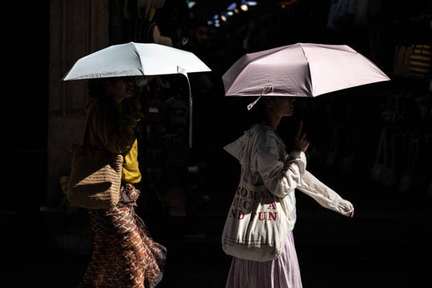 Hot weather in Istanbul ISTANBUL, TURKIYE - JULY 29: Locals and tourists use umbrellas, hats, and fans to cool off from the hot weather in Istanbul, Turkiye on July 29, 2026. Cem Tekkesinoglu Anadolu Istanbul Turkey. Editorial use only. Please get in touch for any other usage.  Copyright: x2026xAnadoluxCemxTekkesinoglux