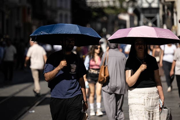 Hot weather in Istanbul ISTANBUL, TURKIYE - JULY 29: Locals and tourists use umbrellas, hats, and fans to cool off from the hot weather in Istanbul, Turkiye on July 29, 2026. Cem Tekkesinoglu Anadolu Istanbul Turkey. Editorial use only. Please get in touch for any other usage.  Copyright: x2026xAnadoluxCemxTekkesinoglux