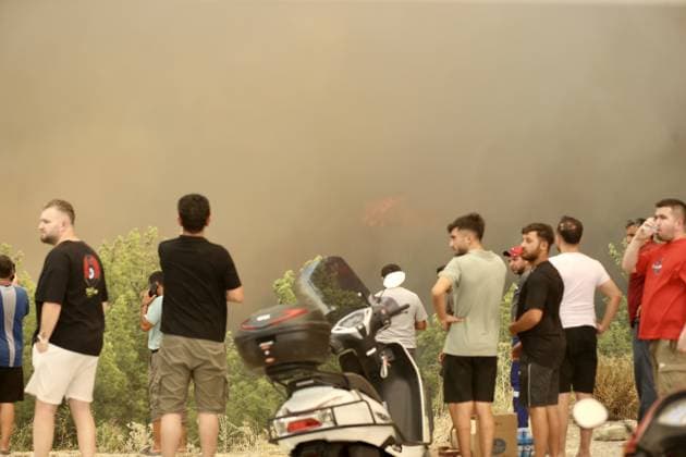 Firefighting efforts continue in Turkiye s Mugla MUGLA, TURKIYE - JULY 29: Locals watch firefighters battling the wildfire with ground and aerial operations in Seydikemer district of Mugla, Turkiye on July 29, 2026. Ali Riza Akkir Anadolu Mugla Turkey. Editorial use only. Please get in touch for any other usage.  Copyright: x2026xAnadoluxAlixRizaxAkkirx