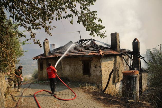Firefighting efforts continue in Turkiye s Mugla MUGLA, TURKIYE - JULY 29: Firefighters battle the wildfire with ground and aerial operations in Seydikemer district of Mugla, Turkiye on July 29, 2026. Fatih Hepokur Anadolu Mugla Turkey. Editorial use only. Please get in touch for any other usage.  Copyright: x2026xAnadoluxFatihxHepokurx