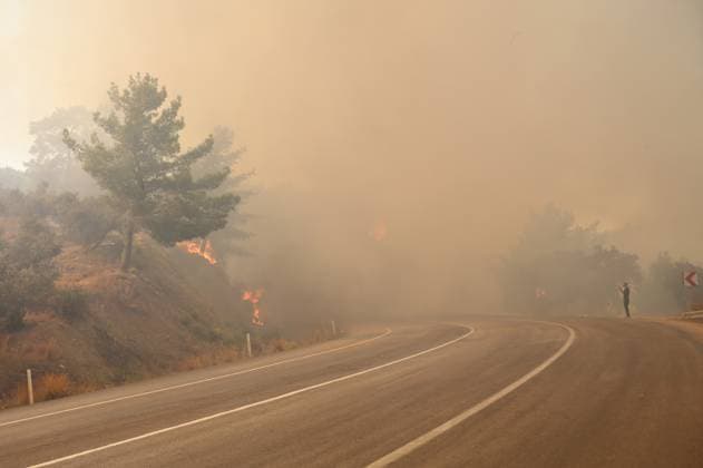 Firefighting efforts continue in Turkiye s Mugla MUGLA, TURKIYE - JULY 29: A view of flames as firefighters battle the wildfire with ground and aerial operations in Seydikemer district of Mugla, Turkiye on July 29, 2026. Fatih Hepokur Anadolu Mugla Turkey. Editorial use only. Please get in touch for any other usage.  Copyright: x2026xAnadoluxFatihxHepokurx