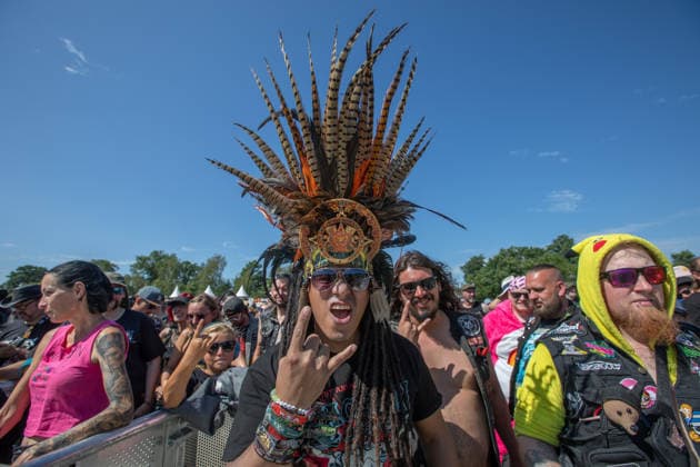 Das 35. Wacken Open Air ist offiziell eröffnet. Heute um 15 Uhr und 30 Minuten eröffnete das sonnigste Wacken Open Air seit Jahren seine Tore und das Infield für zehntausende Fans, die vor die Bühnen stürmten. Wacken Wacken open Air Schleswig Holstein Deutschland IVDJ7363 *** The 35th Wacken Open Air is officially open. Today at 3:30 p.m., the sunniest Wacken Open Air in years opened its gates and the infield to tens of thousands of fans, who rushed toward the stages Wacken Wacken Open Air Schleswig-Holstein Germany IVDJ7363