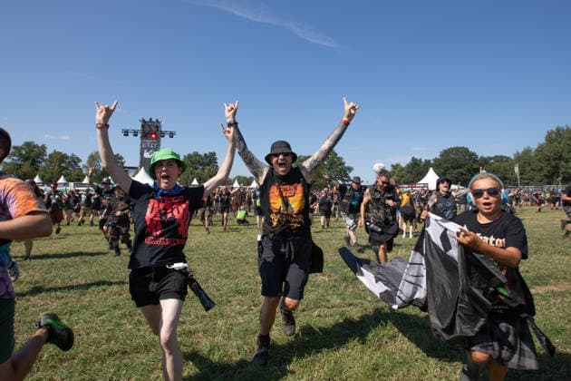 Das 35. Wacken Open Air ist offiziell eröffnet. Heute um 15 Uhr und 30 Minuten eröffnete das sonnigste Wacken Open Air seit Jahren seine Tore und das Infield für zehntausende Fans, die vor die Bühnen stürmten. Wacken Wacken open Air Schleswig Holstein Deutschland IVDJ7466 *** The 35th Wacken Open Air is officially open. Today at 3:30 p.m., the sunniest Wacken Open Air in years opened its gates and the infield to tens of thousands of fans, who rushed toward the stages Wacken Wacken Open Air Schleswig-Holstein Germany IVDJ7466