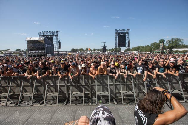 Das 35. Wacken Open Air ist offiziell eröffnet. Heute um 15 Uhr und 30 Minuten eröffnete das sonnigste Wacken Open Air seit Jahren seine Tore und das Infield für zehntausende Fans, die vor die Bühnen stürmten. Wacken Wacken open Air Schleswig Holstein Deutschland IVDJ7584 *** The 35th Wacken Open Air is officially open. Today at 3:30 p.m., the sunniest Wacken Open Air in years opened its gates and the infield to tens of thousands of fans, who rushed toward the stages Wacken Wacken Open Air Schleswig-Holstein Germany IVDJ7584