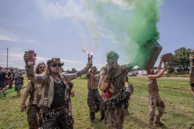 Das 35. Wacken Open Air ist offiziell eröffnet. Heute um 15 Uhr und 30 Minuten eröffnete das sonnigste Wacken Open Air seit Jahren seine Tore und das Infield für zehntausende Fans, die vor die Bühnen stürmten. Wacken Wacken open Air Schleswig Holstein Deutschland IVDJ7235 *** The 35th Wacken Open Air is officially open. Today at 3:30 p.m., the sunniest Wacken Open Air in years opened its gates and the infield to tens of thousands of fans, who rushed toward the stages Wacken Wacken Open Air Schleswig-Holstein Germany IVDJ7235