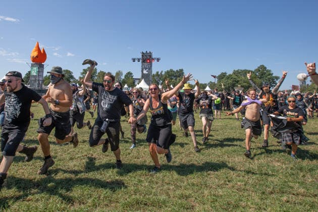 Das 35. Wacken Open Air ist offiziell eröffnet. Heute um 15 Uhr und 30 Minuten eröffnete das sonnigste Wacken Open Air seit Jahren seine Tore und das Infield für zehntausende Fans, die vor die Bühnen stürmten. Wacken Wacken open Air Schleswig Holstein Deutschland IVDJ7463 *** The 35th Wacken Open Air is officially open. Today at 3:30 p.m., the sunniest Wacken Open Air in years opened its gates and the infield to tens of thousands of fans, who rushed toward the stages Wacken Wacken Open Air Schleswig-Holstein Germany IVDJ7463