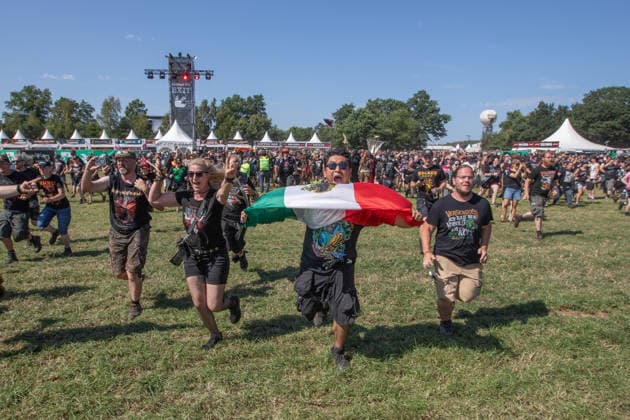 Das 35. Wacken Open Air ist offiziell eröffnet. Heute um 15 Uhr und 30 Minuten eröffnete das sonnigste Wacken Open Air seit Jahren seine Tore und das Infield für zehntausende Fans, die vor die Bühnen stürmten. Wacken Wacken open Air Schleswig Holstein Deutschland IVDJ7472 *** The 35th Wacken Open Air is officially open. Today at 3:30 p.m., the sunniest Wacken Open Air in years opened its gates and the infield to tens of thousands of fans, who rushed toward the stages Wacken Wacken Open Air Schleswig-Holstein Germany IVDJ7472
