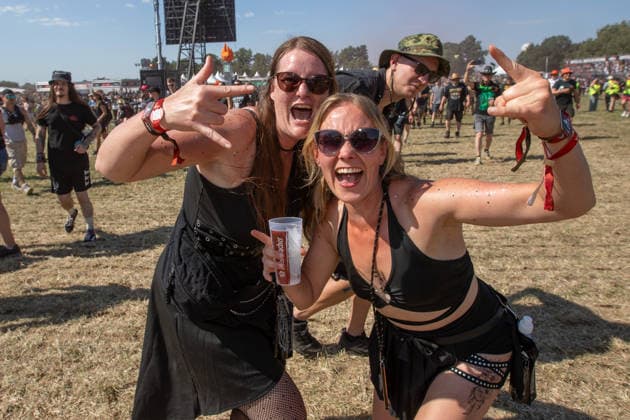 Das 35. Wacken Open Air ist offiziell eröffnet. Heute um 15 Uhr und 30 Minuten eröffnete das sonnigste Wacken Open Air seit Jahren seine Tore und das Infield für zehntausende Fans, die vor die Bühnen stürmten. Wacken Wacken open Air Schleswig Holstein Deutschland IVDJ7545 *** The 35th Wacken Open Air is officially open. Today at 3:30 p.m., the sunniest Wacken Open Air in years opened its gates and the infield to tens of thousands of fans, who rushed toward the stages Wacken Wacken Open Air Schleswig-Holstein Germany IVDJ7545