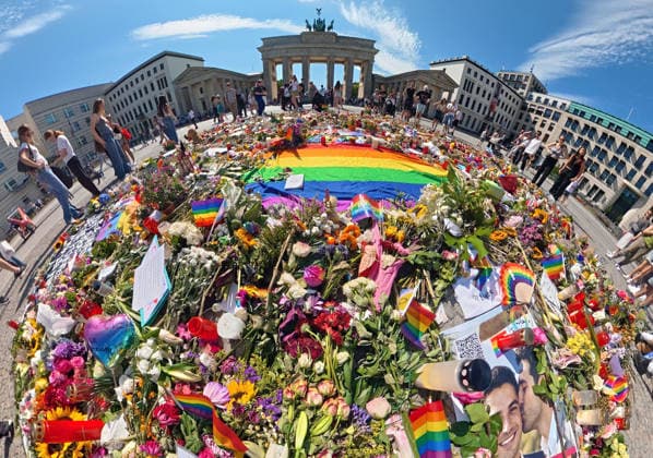 Zahlreiche Menschen haben vor dem Brandenburger Tor Blumen, Kerzen, Regenbogenfahnen niedergelegt und trauern um die Opfer des CSD-Anschlags, Mittwochnachmittag, Berlin, 29. Juli 2026 Deutschland, Berlin, 29. Juli 2026, Gedenkort für die Opfer des CSD-Anschlags vor dem Brandenburger Tor, zahlreiche Menschen haben Blumen, Kerzen, Regenbogenfahnen niedergelegt, einen Erinnerungsort geschaffen, im Mittelpunkt liegt eine Regenbogenfahne, das Blumenmeer setzt ein sichtbares Zeichen gegen Hass und Gewalt, Szene am Mittwochnachmittag um 16:30 Uhr, knapp vier Tage nach dem islamistischen Terroranschlag im Tiergarten, bei dem ein Mensch starb und weitere teils schwer verletzt wurden, *** Numerous people have laid flowers, candles, and rainbow flags