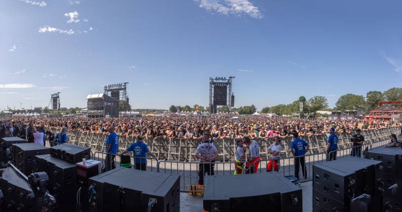 Das 35. Wacken Open Air ist offiziell eröffnet. Heute um 15 Uhr und 30 Minuten eröffnete das sonnigste Wacken Open Air seit Jahren seine Tore und das Infield für zehntausende Fans, die vor die Bühnen stürmten. Wacken Wacken open Air Schleswig Holstein Deutschland IVDJ7593-Pano *** The 35th Wacken Open Air is officially open. Today at 3:30 p.m., the sunniest Wacken Open Air in years opened its gates and the infield to tens of thousands of fans, who rushed toward the stages Wacken Wacken Open Air Schleswig-Holstein Germany IVDJ7593 Pano
