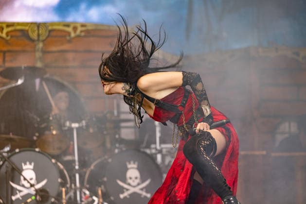 Das 35. Wacken Open Air ist offiziell eröffnet. Heute um 15 Uhr und 30 Minuten eröffnete das sonnigste Wacken Open Air seit Jahren seine Tore und das Infield für zehntausende Fans, die vor die Bühnen stürmten. Vision of Atlantis war eine der ersten Bands des Festivals am Mittwoch Wacken Wacken open Air Schleswig Holstein Deutschland _5DL8686 *** The 35th Wacken Open Air is officially open. Today at 3:30 p.m., the sunniest Wacken Open Air in years opened its gates and the infield to tens of thousands of fans, who rushed to the stages. Vision of Atlantis was one of the first bands to perform at the festival on Wednesday. Wacken, Wacken Open Air, Schleswig-Holstein, Germany, 5DL8686