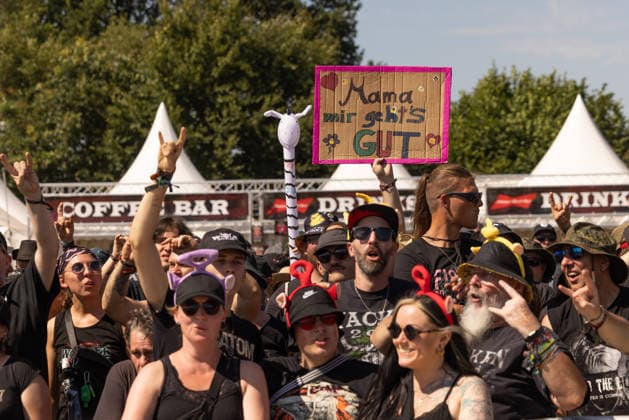 Das 35. Wacken Open Air ist offiziell eröffnet. Heute um 15 Uhr und 30 Minuten eröffnete das sonnigste Wacken Open Air seit Jahren seine Tore und das Infield für zehntausende Fans, die vor die Bühnen stürmten. Wacken Wacken open Air Schleswig Holstein Deutschland _5DL8833 *** The 35th Wacken Open Air is officially open. Today at 3:30 p.m., the sunniest Wacken Open Air in years opened its gates and the infield to tens of thousands of fans, who rushed toward the stages Wacken Wacken Open Air Schleswig-Holstein Germany 5DL8833