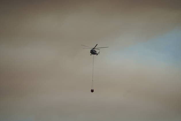 Forest fire in the Greek island of Lesbos LESBOS, GREECE - JULY 29: A helicopter carries water to extinguish fire as smoke from the fire area fills the sky while teams continue their efforts to extinguish the fire that broke out in the forest area from air and land in the Plomari town on Lesbos island, Greece on July 29, 2026. Panagiotis Balaskas Anadolu Lesbos Greece. Editorial use only. Please get in touch for any other usage.  Copyright: x2026xAnadoluxPanagiotisxBalaskasx