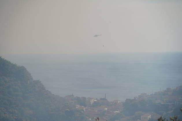 Forest fire in the Greek island of Lesbos LESBOS, GREECE - JULY 29: A helicopter carries water to extinguish fire as smoke from the fire area fills the sky while teams continue their efforts to extinguish the fire that broke out in the forest area from air and land in the Plomari town on Lesbos island, Greece on July 29, 2026. Panagiotis Balaskas Anadolu Lesbos Greece. Editorial use only. Please get in touch for any other usage.  Copyright: x2026xAnadoluxPanagiotisxBalaskasx