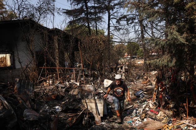 The Burgohondo, Ávila, wildfire is not spreading, but it will still take several days to bring it under control. A resident stands in front of his home, which was destroyed by the wildfire, on July 29, 2026, in Pelayos de la Presa, Madrid, Spain. The fire suppression director of the Castilla y León Regional Government’s Infocal operation at the Burgohondo, Ávila, fire stated that overnight, emergency crews managed to prevent the fire from spreading, however, he warned that it will take many days of work to bring it under control. JULY 29, 2026 Alejandro Martínez Vé Pelayos de la Presa, Madrid Pelayos de la Presa, Madrid, Spain  Copyright: xAlejandroxMartinezxVÃ lezx 7694247