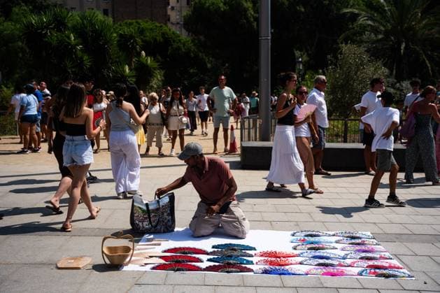 Fourth heatwave of the summer in Spain. BARCELONA, SPAIN - JULY 29, 2026. A street vendor sells hand fans outside the Sagrada Familia on the first day of this summer s fourth heatwave in Spain. Local authorities have issued high-temperature alerts across Catalonia, urging residents and visitors to take precautions against extreme heat expected to last throughout the week. Barcelona ES Copyright: x xMarcxAsensioxClupesx xJNAxPressx
