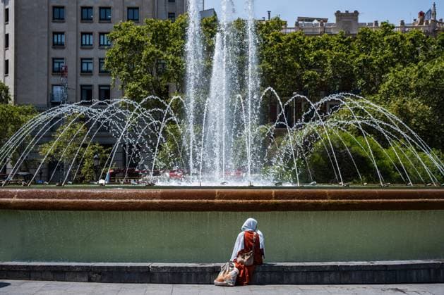 Fourth heatwave of the summer in Spain. BARCELONA, SPAIN - JULY 29, 2026. A woman sits in front of one of the fountains in Plaza Catalunya on the first day of the summer s fourth heatwave in Spain. Local authorities have issued high-temperature alerts across Catalonia, urging residents and visitors to take precautions against extreme heat expected to last throughout the week. Barcelona ES Copyright: x xMarcxAsensioxClupesx xJNAxPressx