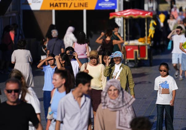 Hot weather in Istanbul ISTANBUL, TURKIYE - JULY 29: Domestic and foreign tourists try to protect themselves from the hot weather by using umbrellas, hats and hand fans as hot weather takes effect in Eminonu and the surrounding area of Istanbul, Turkiye, on July 29, 2026. Esra Bilgin Anadolu Istanbul Turkey. Editorial use only. Please get in touch for any other usage.  Copyright: x2026xAnadoluxEsraxBilginx
