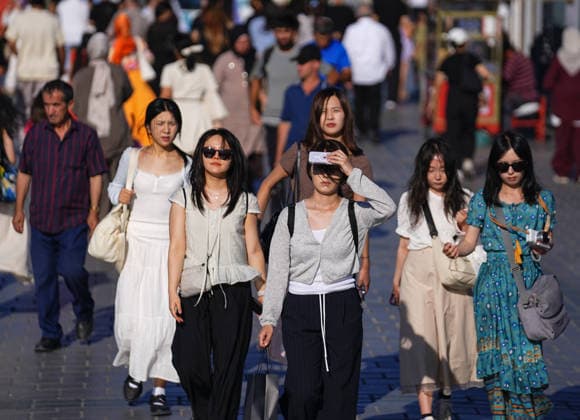 Hot weather in Istanbul ISTANBUL, TURKIYE - JULY 29: Domestic and foreign tourists try to protect themselves from the hot weather by using umbrellas, hats and hand fans as hot weather takes effect in Eminonu and the surrounding area of Istanbul, Turkiye, on July 29, 2026. Esra Bilgin Anadolu Istanbul Turkey. Editorial use only. Please get in touch for any other usage.  Copyright: x2026xAnadoluxEsraxBilginx