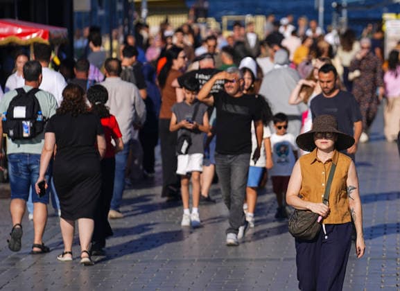 Hot weather in Istanbul ISTANBUL, TURKIYE - JULY 29: Domestic and foreign tourists try to protect themselves from the hot weather by using umbrellas, hats and hand fans as hot weather takes effect in Eminonu and the surrounding area of Istanbul, Turkiye, on July 29, 2026. Esra Bilgin Anadolu Istanbul Turkey. Editorial use only. Please get in touch for any other usage.  Copyright: x2026xAnadoluxEsraxBilginx