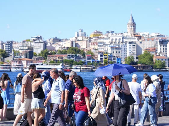 Hot weather in Istanbul ISTANBUL, TURKIYE - JULY 29: Domestic and foreign tourists try to protect themselves from the hot weather by using umbrellas, hats and hand fans as hot weather takes effect in Eminonu and the surrounding area of Istanbul, Turkiye, on July 29, 2026. Esra Bilgin Anadolu Istanbul Turkey. Editorial use only. Please get in touch for any other usage.  Copyright: x2026xAnadoluxEsraxBilginx