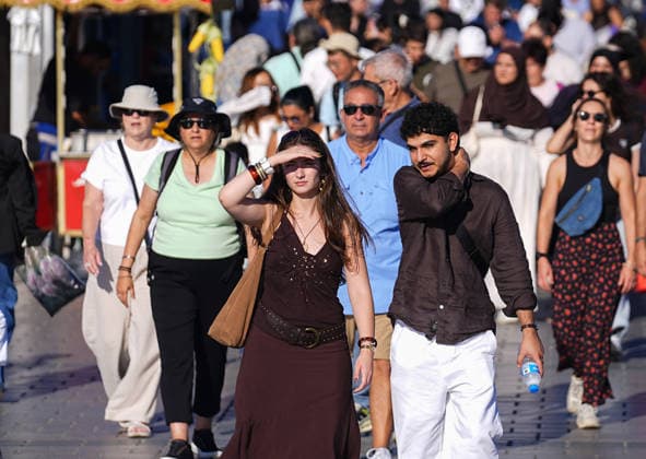 Hot weather in Istanbul ISTANBUL, TURKIYE - JULY 29: Domestic and foreign tourists try to protect themselves from the hot weather by using umbrellas, hats and hand fans as hot weather takes effect in Eminonu and the surrounding area of Istanbul, Turkiye, on July 29, 2026. Esra Bilgin Anadolu Istanbul Turkey. Editorial use only. Please get in touch for any other usage.  Copyright: x2026xAnadoluxEsraxBilginx