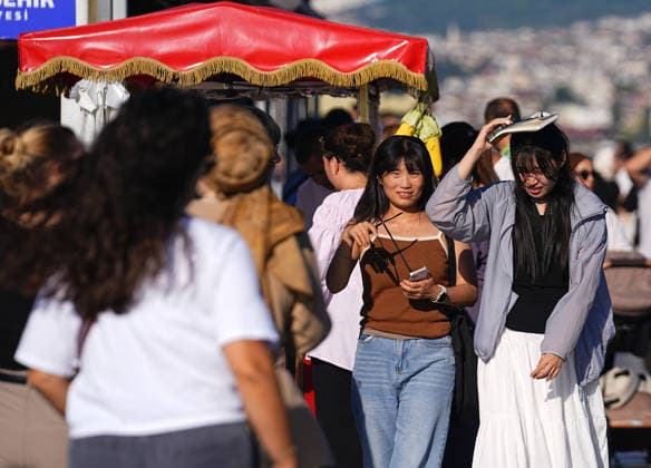 Hot weather in Istanbul ISTANBUL, TURKIYE - JULY 29: Domestic and foreign tourists try to protect themselves from the hot weather by using umbrellas, hats and hand fans as hot weather takes effect in Eminonu and the surrounding area of Istanbul, Turkiye, on July 29, 2026. Esra Bilgin Anadolu Istanbul Turkey. Editorial use only. Please get in touch for any other usage.  Copyright: x2026xAnadoluxEsraxBilginx