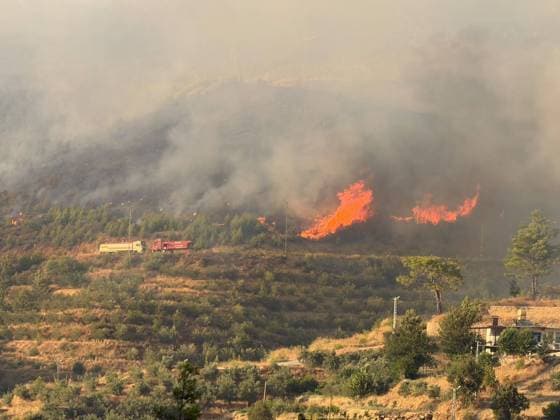 Firefighting efforts continue against wildfire in Antalya ANTALYA, TURKIYE - JULY 29: Aerial and ground crews battle a forest fire in the Alanya district of Antalya, Turkiye, on July 29, 2026. Mert Canturk Anadolu Antalya Turkey. Editorial use only. Please get in touch for any other usage.  Copyright: x2026xAnadoluxMertxCanturkx