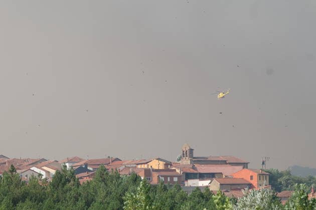 Five planes, three helicopters, and seven Miteco brigades are working to fight four wildfires in Castile and León. A helicopter is assisting in firefighting efforts on July 29, 2026, in San Cipriano, León, Castile and León, Spain. Five planes, three helicopters, and seven brigades from the Ministry for Economic Transition and the Democratic Challenge (Miteco) are working to combat four active wildfires in Castile and León. July 29, 2026. San Cipriano, León, Castile and León San Cipriano, León, Castile and León, Spain  Copyright: xFernandoxOterox 7694370