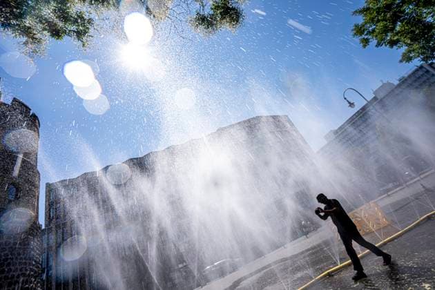 Cooling Cologne, Aktion der Stadt Köln zur Abkühlung von Hitzebelasteten Plätzen, hier der Rudolfplatz in der Innenstadt, bei knapp 37Â°C an dem Tag, ein Sprühschlauch verspritzt feine Wassertröpfen, die die unmittelbare Umgebung einige Grade abkühlt, eine Aktion die bei extremer Hitzebelastung vorgenommen wird, zur Anpassung des Stadtklimas an den Klimawandel, Passanten genießen den kühlenden Moment, dazu gibts Tipps zum Umgang mit Extremhitze, NRW, Deutschland, Extremhitze *** Cooling Cologne, a City of Cologne initiative to cool down areas affected by heat, here at Rudolfplatz in the city center, with temperatures nearing 37°C that day, a spray hose disperses fine droplets of water that cool the immediate surroundings by a few de