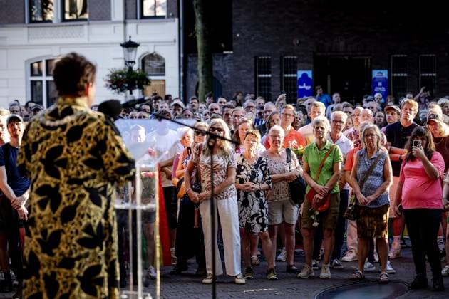 UTRECHT - Attendees listen to Mayor Sharon Dijksma during a memorial service on Domplein for the victims of the attack in Berlin, where a man drove a vehicle into a crowd at Pride. One person was killed and dozens were injured. ROBIN VAN LONKHUIJSEN ANP netherlands out - belgium out  Copyright: xx x564529924x originalFilename: 564529924.jpg