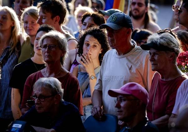 UTRECHT - Onlookers at a memorial service on Domplein for the victims of the attack in Berlin, where a man drove a vehicle into a crowd at Pride. One person was killed and dozens were injured. ROBIN VAN LONKHUIJSEN ANP netherlands out - belgium out  Copyright: xx x564530179x originalFilename: 564530179.jpg