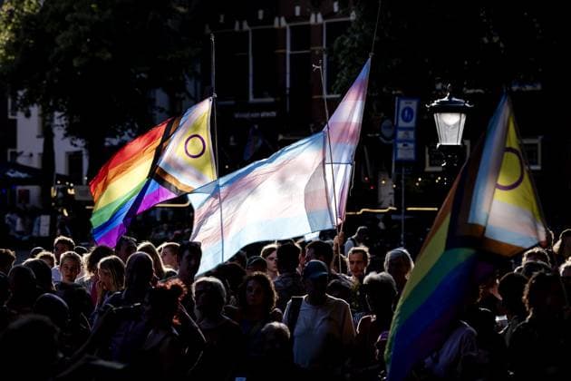 UTRECHT - Onlookers hold up flags during a memorial service on Domplein for the victims of the attack in Berlin, where a man drove a vehicle into a crowd at Pride. One person was killed and dozens were injured. ROBIN VAN LONKHUIJSEN ANP netherlands out - belgium out  Copyright: xx x564530537x originalFilename: 564530537.jpg