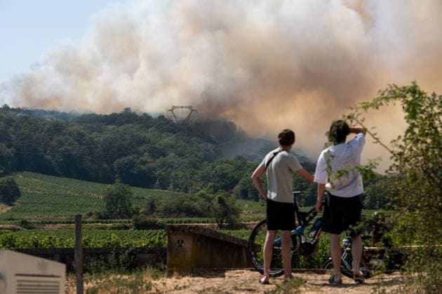 Forest Fire in Marsannay-la-Côte, July 29, 2026 PHOTOPQR LE BIEN PUBLIC Emma BUONCRISTIANI Marsannay-la-Côte July 29, 2026 Fire, forest fire in Marsannay-la-Côte, also near Couchey, on July 29, 2026 July 29, 2026 Marsannay-la-Côte, Côte-d’Or department, France Fire, forest fire in Marsannay-la-Côte Marsannay-la-Côte, Côte-d’Or, Burgundy, France  Copyright: xPHOTOPQR LExBIENxPUBLIC MAXPPPxEmmaxBUONCRISTIANIx 20260729BPU7995 20260729BPU7995
