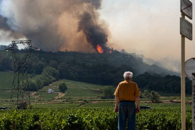Forest Fire in Marsannay-la-Côte, July 29, 2026 PHOTOPQR LE BIEN PUBLIC Emma BUONCRISTIANI Marsannay-la-Côte July 29, 2026 Fire, forest fire in Marsannay-la-Côte, also near Couchey, on July 29, 2026 July 29, 2026 Marsannay-la-Côte, Côte-d’Or department, France Fire, forest fire in Marsannay-la-Côte Marsannay-la-Côte, Côte-d’Or, Burgundy, France  Copyright: xPHOTOPQR LExBIENxPUBLIC MAXPPPxEmmaxBUONCRISTIANIx 20260729BPU7999 20260729BPU7999