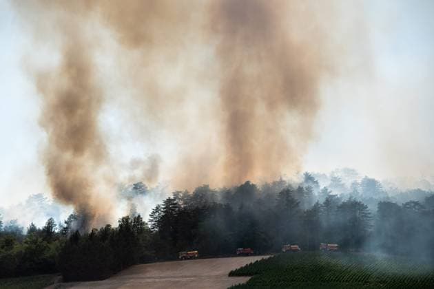 Forest Fire in Marsannay-la-Côte, July 29, 2026 PHOTOPQR LE BIEN PUBLIC Emma BUONCRISTIANI Marsannay-la-Côte, July 29, 2026 Fire, forest fire in Marsannay-la-Côte, also near Couchey, July 29, 2026 Firefighters on the front lines July 29, 2026 Marsannay-la-Côte, Côte-d’Or department, France Fire, forest fire in Marsannay-la-Côte Marsannay-la-Côte, Côte-d’Or, Burgundy, France  Copyright: xPHOTOPQR LExBIENxPUBLIC MAXPPPxEmmaxBUONCRISTIANIx 20260729BPU8005 20260729BPU8005