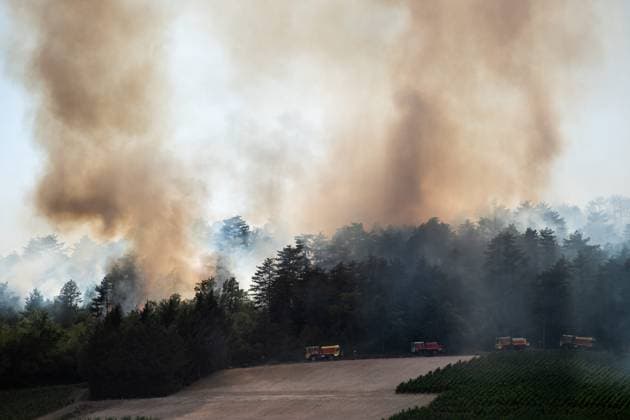 Forest Fire in Marsannay-la-Côte, July 29, 2026 PHOTOPQR LE BIEN PUBLIC Emma BUONCRISTIANI Marsannay-la-Côte, July 29, 2026 Fire, forest fire in Marsannay-la-Côte, also near Couchey, July 29, 2026 Firefighters on the front lines July 29, 2026 Marsannay-la-Côte, Côte-d’Or department, France Fire, forest fire in Marsannay-la-Côte Marsannay-la-Côte, Côte-d’Or, Burgundy, France  Copyright: xPHOTOPQR LExBIENxPUBLIC MAXPPPxEmmaxBUONCRISTIANIx 20260729BPU8006 20260729BPU8006