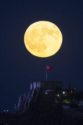 Full moon rises above Turkish capital Ankara ANKARA, TURKIYE - JULY 29: Full moon rises in the evening sky, creating a scenic view with the historic Ankara Castle in Ankara, Turkiye, on July 29, 2026. Ismail Kaplan Anadolu Ankara Turkey. Editorial use only. Please get in touch for any other usage.  Copyright: x2026xAnadoluxIsmailxKaplanx