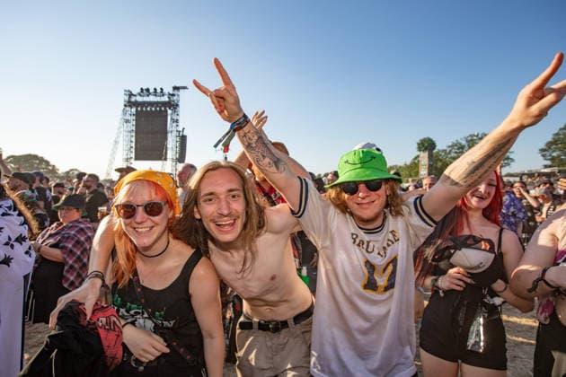 Das 35. Wacken Open Air ist offiziell eröffnet. Heute um 15 Uhr und 30 Minuten eröffnete das sonnigste Wacken Open Air seit Jahren seine Tore und das Infield für zehntausende Fans, die vor die Bühnen stürmten. Wacken Wacken open Air Schleswig Holstein Deutschland IVDJ7831 *** The 35th Wacken Open Air is officially open. Today at 3:30 p.m., the sunniest Wacken Open Air in years opened its gates and the infield to tens of thousands of fans, who rushed toward the stages Wacken Wacken Open Air Schleswig-Holstein Germany IVDJ7831