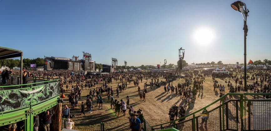 Das 35. Wacken Open Air ist offiziell eröffnet. Heute um 15 Uhr und 30 Minuten eröffnete das sonnigste Wacken Open Air seit Jahren seine Tore und das Infield für zehntausende Fans, die vor die Bühnen stürmten. Wacken Wacken open Air Schleswig Holstein Deutschland IVDJ7896-Pano *** The 35th Wacken Open Air is officially open. Today at 3:30 p.m., the sunniest Wacken Open Air in years opened its gates and the infield to tens of thousands of fans, who rushed toward the stages Wacken Wacken Open Air Schleswig-Holstein Germany IVDJ7896 Pano