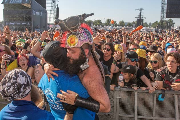 Das 35. Wacken Open Air ist offiziell eröffnet. Heute um 15 Uhr und 30 Minuten eröffnete das sonnigste Wacken Open Air seit Jahren seine Tore und das Infield für zehntausende Fans, die vor die Bühnen stürmten. Wacken Wacken open Air Schleswig Holstein Deutschland IVDJ7704 *** The 35th Wacken Open Air is officially open. Today at 3:30 p.m., the sunniest Wacken Open Air in years opened its gates and the infield to tens of thousands of fans, who rushed toward the stages Wacken Wacken Open Air Schleswig-Holstein Germany IVDJ7704