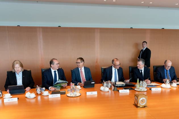 Kabinettssitzung, Kanzleramt Berlin, Kabinettssitzung, Bundeskanzleramt Bundeskanzler, Friedrich Merz Kanzleramtsminister, Thorsten Frei Alexander Dobrindt, Bundesinnenminister Bärbel Bas, Bundesministerin, Arbeit, Soziales Dorothee Bär, Bundesministerin, Forschung Berlin Berlin GER *** Cabinet meeting, Chancellery, Berlin; Cabinet meeting, Federal Chancellery; Federal Chancellor, Friedrich Merz; Minister of the Chancellery, Thorsten Frei; Alexander Dobrindt, Federal Minister of the Interior; Bärbel Bas, Federal Minister of Labor and Social Affairs; Dorothee Bär, Federal Minister of Research; Berlin, Berlin, GER
