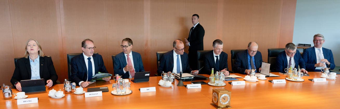 Kabinettssitzung, Kanzleramt Berlin, Kabinettssitzung, Bundeskanzleramt Bundeskanzler, Friedrich Merz Kanzleramtsminister, Thorsten Frei Alexander Dobrindt, Bundesinnenminister Bärbel Bas, Bundesministerin, Arbeit, Soziales Dorothee Bär, Bundesministerin, Forschung Berlin Berlin GER *** Cabinet meeting, Chancellery, Berlin; Cabinet meeting, Federal Chancellery; Federal Chancellor, Friedrich Merz; Minister of the Chancellery, Thorsten Frei; Alexander Dobrindt, Federal Minister of the Interior; Bärbel Bas, Federal Minister of Labor and Social Affairs; Dorothee Bär, Federal Minister of Research; Berlin, Berlin, GER