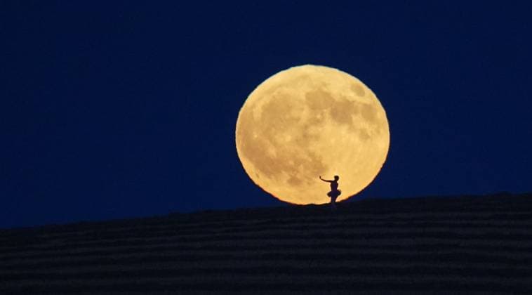 Ballerina performs beneath full moon in Tekirdag TEKIRDAG, TURKIYE - JULY 29: A ballerina performs as the full moon rises in the evening sky in Tekirdag, Turkiye, on July 29, 2026. Mesut Karaduman Anadolu Tekirdag Turkey. Editorial use only. Please get in touch for any other usage.  Copyright: x2026xAnadoluxMesutxKaradumanx