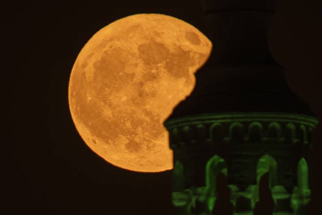 Full moon rises above Erbil ERBIL, IRAQ - JULY 29: Full moon rises in the evening sky creating a scenic view alongside the minaret of Jalil Khayat Mosque in Erbil, Iraq, on July 29, 2026. Ahsan Mohammed Ahmed Ahmed Anadolu Erbil Iraq. Editorial use only. Please get in touch for any other usage.  Copyright: x2026xAnadoluxAhsanxMohammedxAhmedxAhmedx
