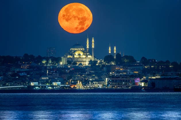 The full moon rises behind the Suleymaniye Mosque in Istanbul; Türkiye; July 29; 2026. ( Copyright: MelihxBagcix-xDepoxPhotos 19187231