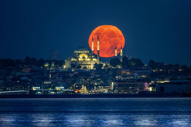 The full moon rises behind the Suleymaniye Mosque in Istanbul; Türkiye; July 29; 2026. ( Copyright: MelihxBagcix-xDepoxPhotos 19187233